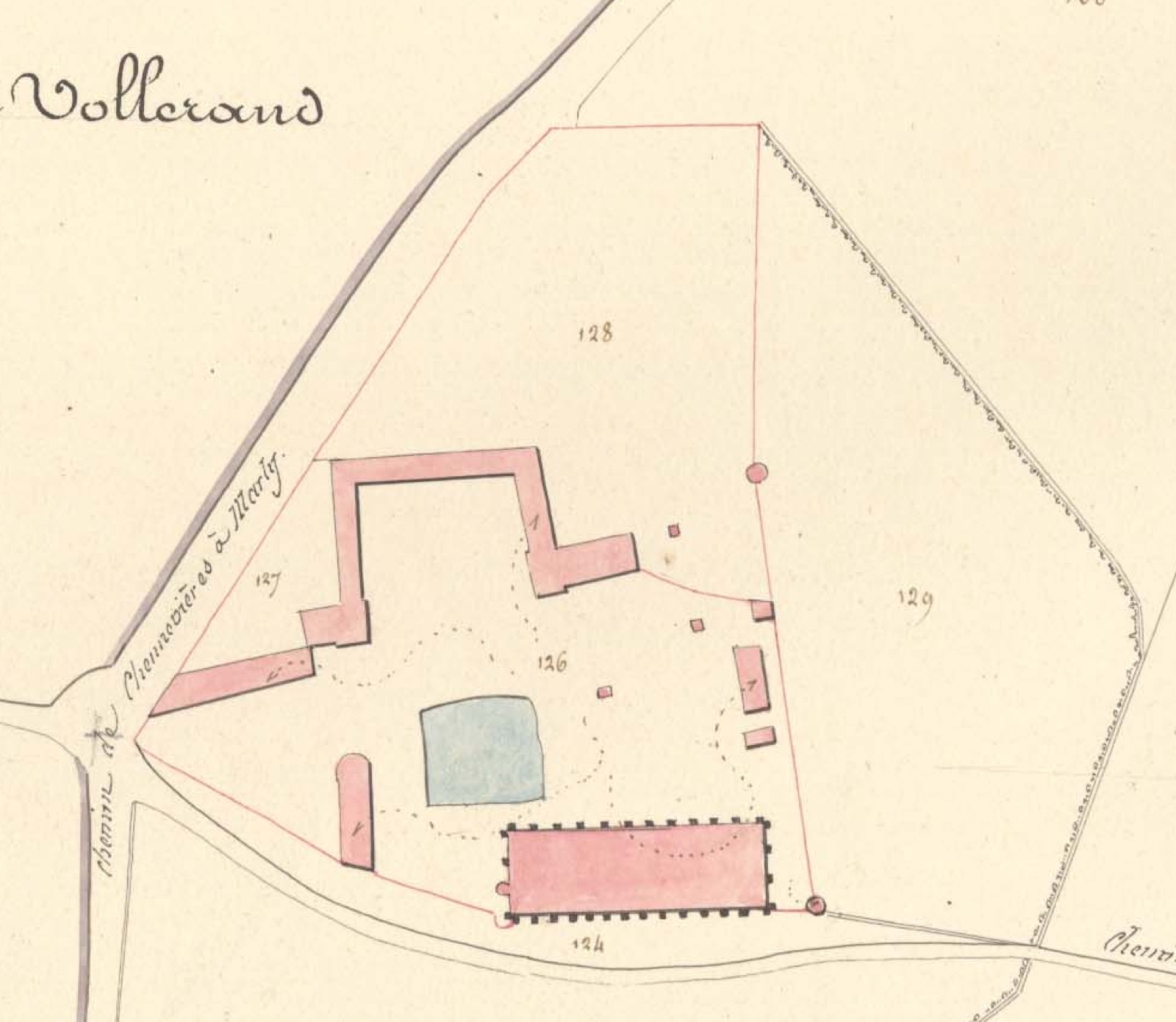 Plan cadastral ancien aquarellé : bâtiments teintés de rose enfermés dans un enclos tracé en rouge, mare bleue au centre, chemins nommés et parcelles numérotées ; la longue grange figure en bas sous le nom « Vollerand ».