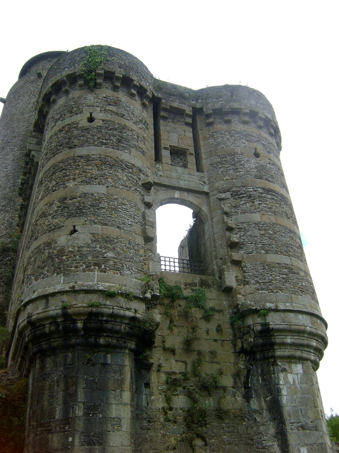 Tours du château de Fougères, courtines de schiste et chaînages de granit