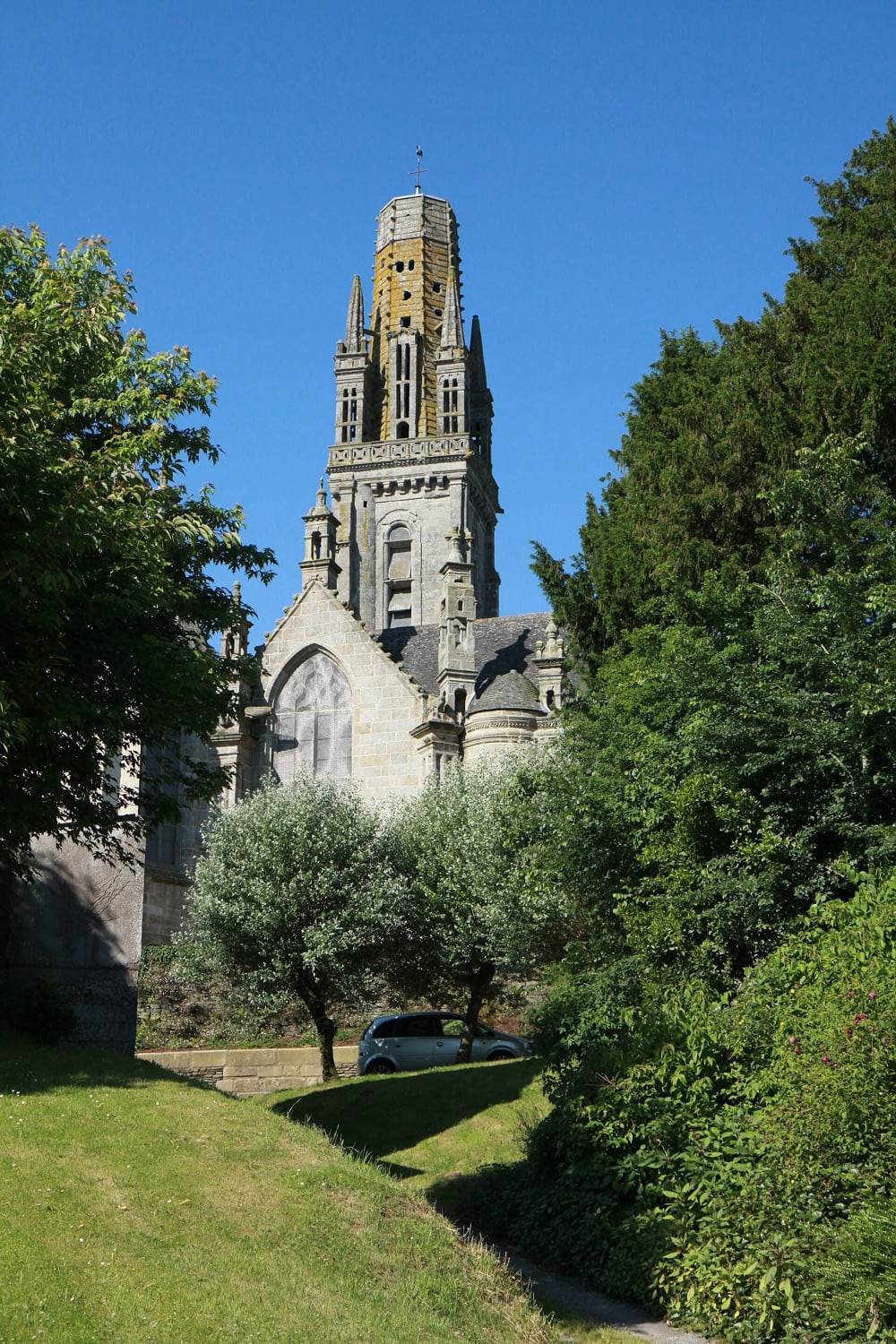 Le clocher de l’enclos paroissial de Guimiliau en granit