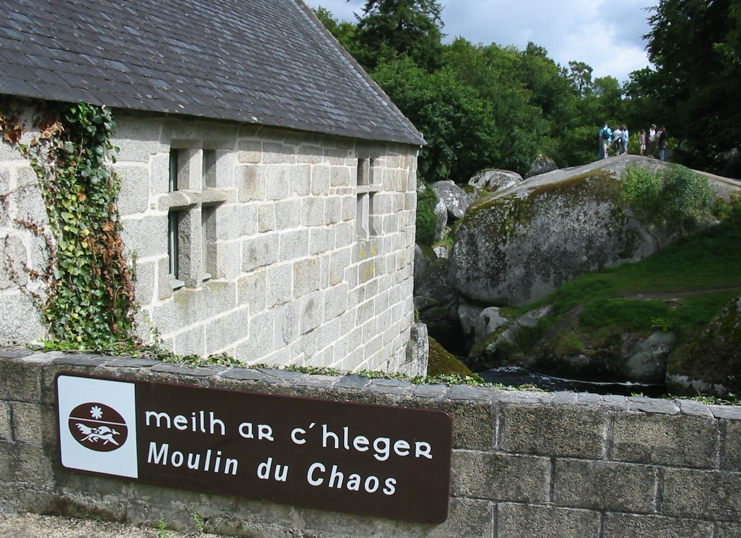 Moulin du Chaos en granit appareillé au bord des rochers du Huelgoat