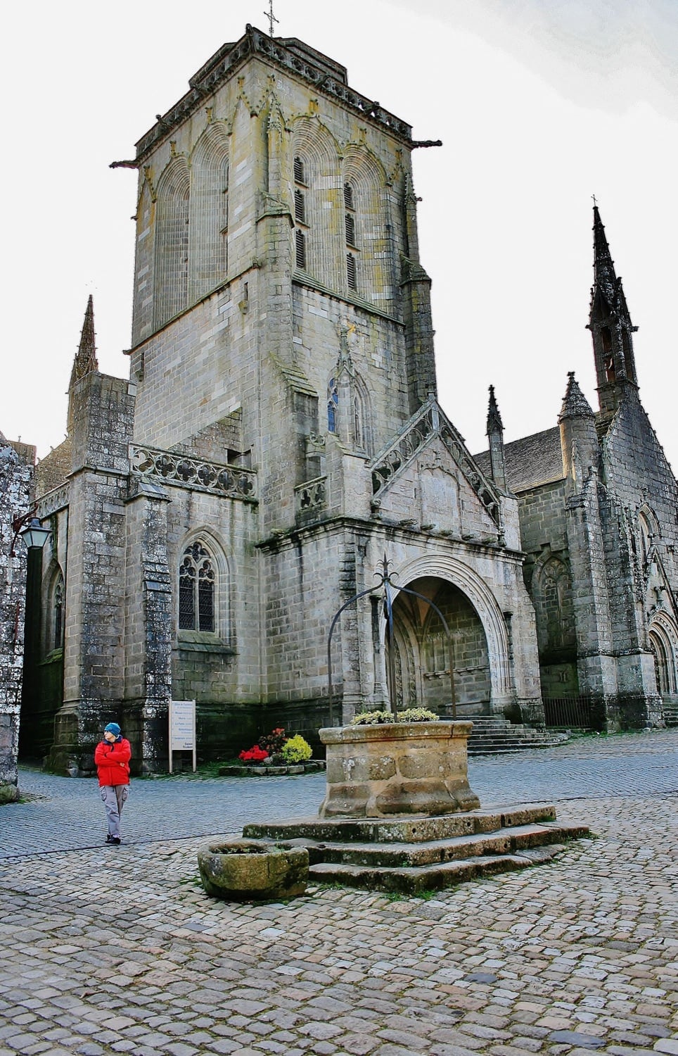 Place pavée de Locronan bordée de logis Renaissance en granit taillé