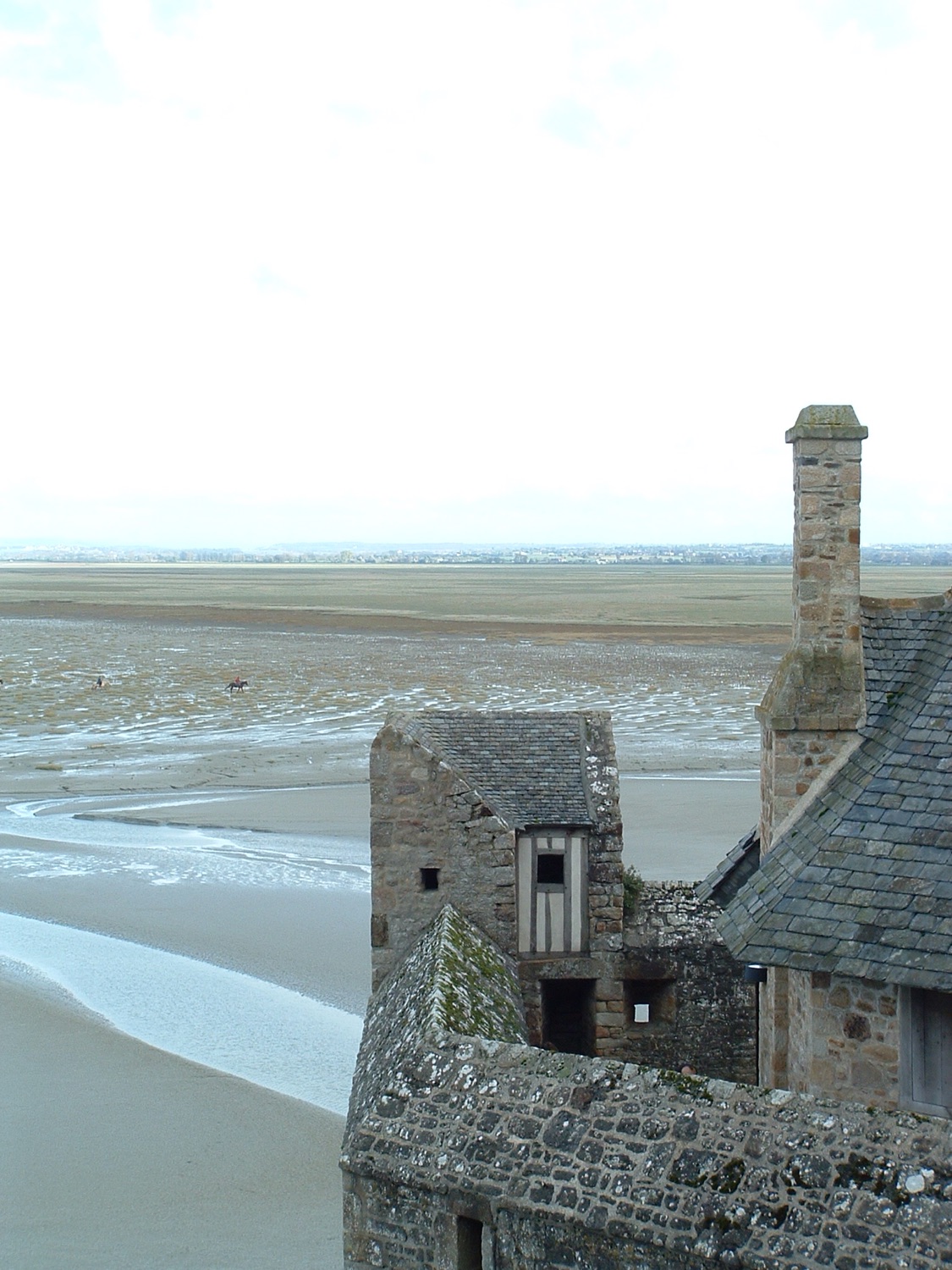 Toits et logis de granit du Mont-Saint-Michel dominant la grève