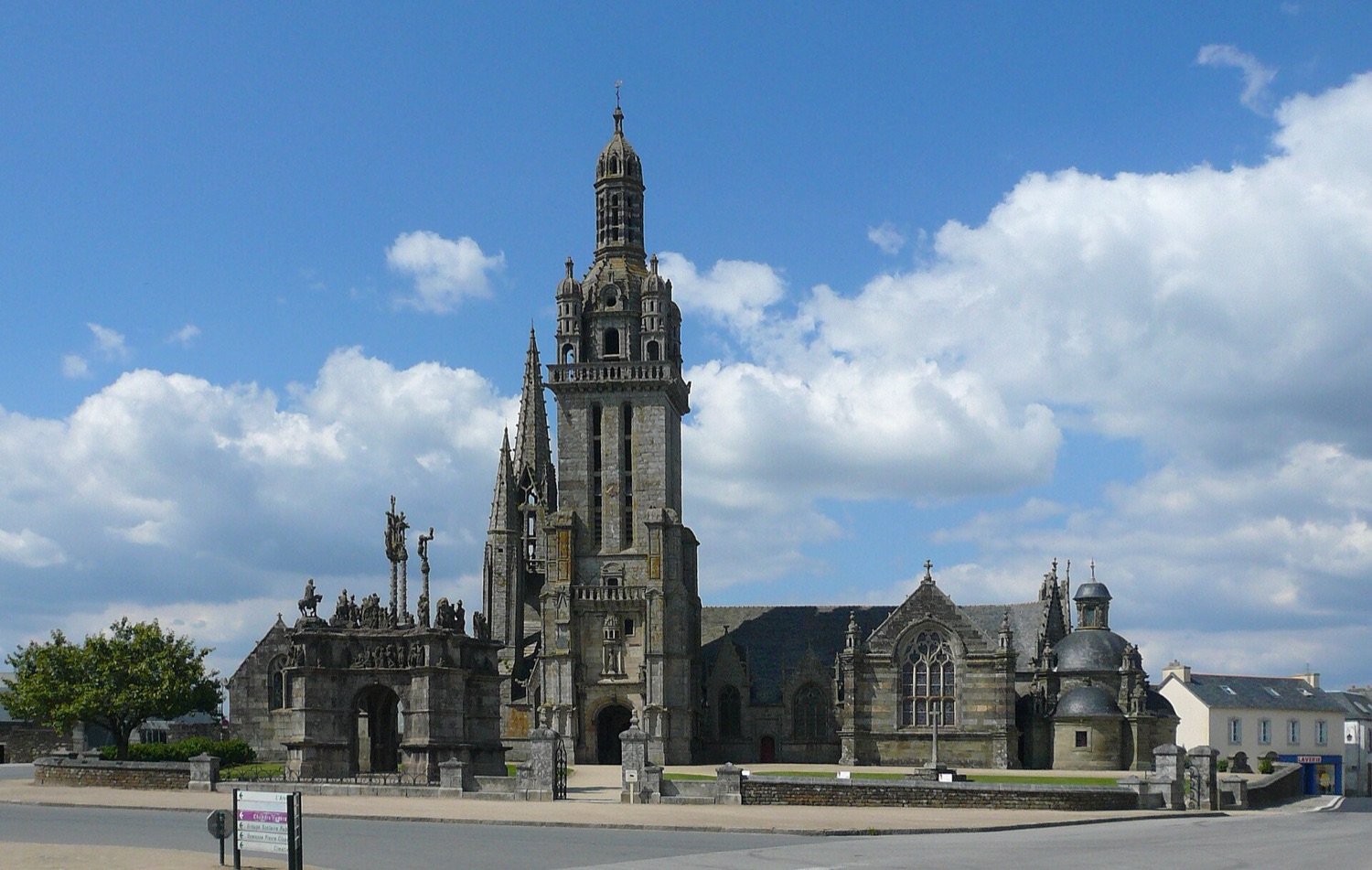 L’enclos paroissial de Pleyben, clocher et calvaire monumental de granit