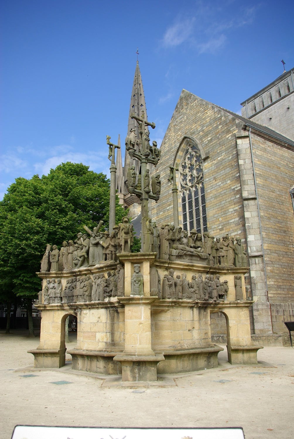 Le calvaire de Plougastel-Daoulas, plus de cent cinquante personnages en kersanton