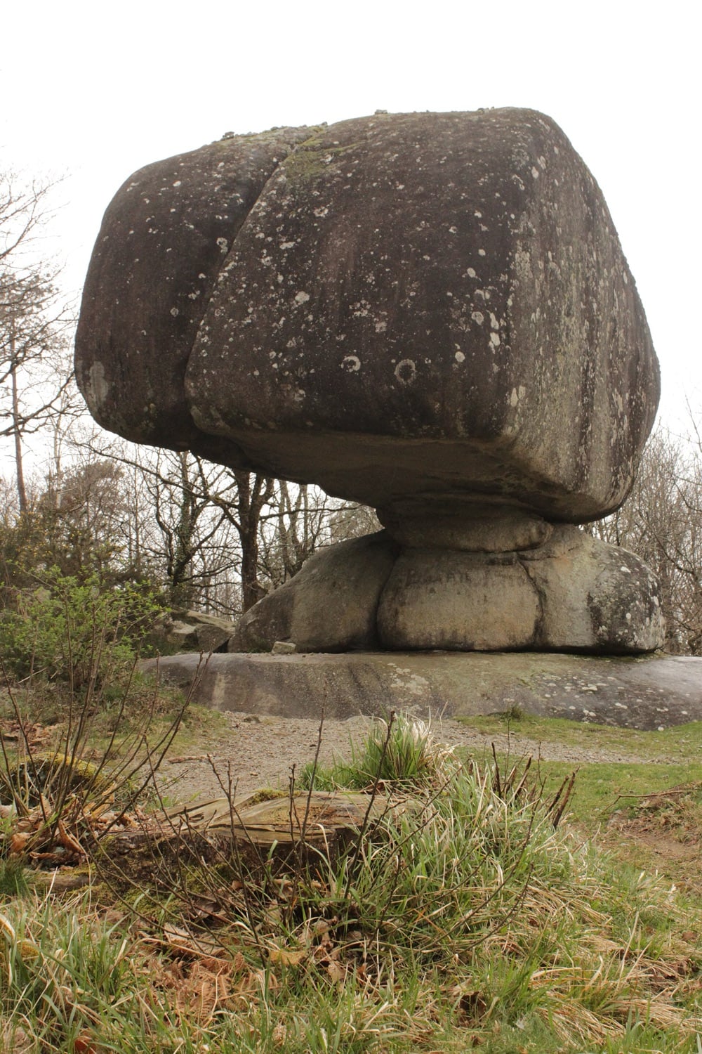 La Peyro Clabado, énorme boule de granit en équilibre dans le Sidobre