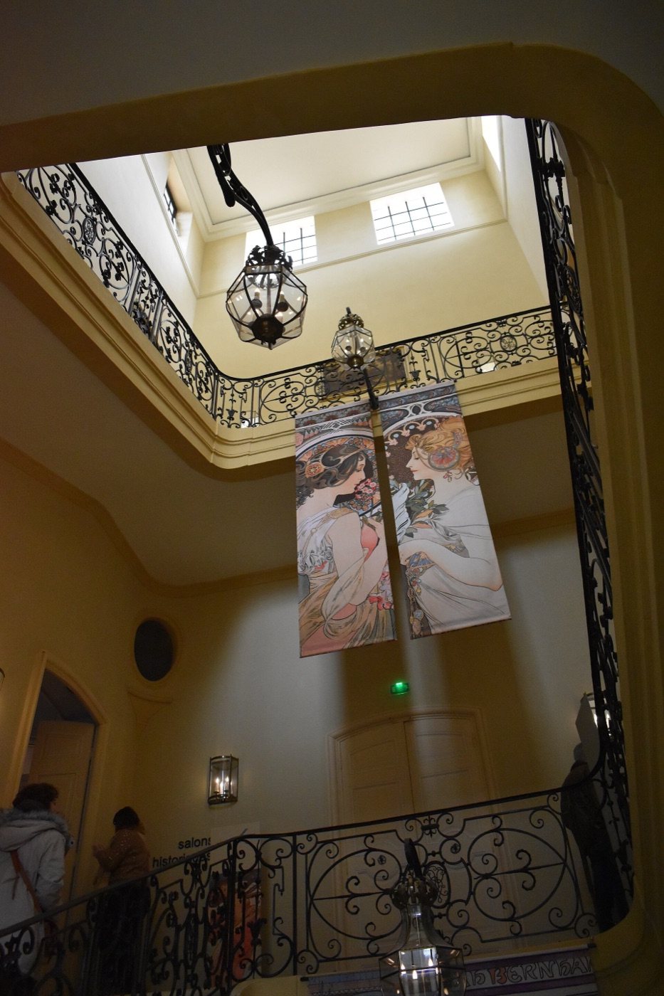 Départ de l’escalier d’honneur de l’hôtel de Caumont à Aix-en-Provence, décor de plâtre sur la voûte.