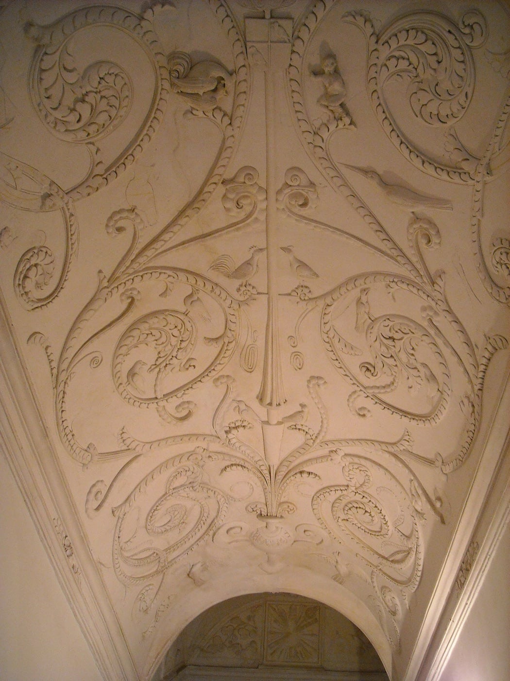 Cage d’escalier ornée de gypseries à Volonne (Alpes-de-Haute-Provence) : rampe et voûte de plâtre conservées.