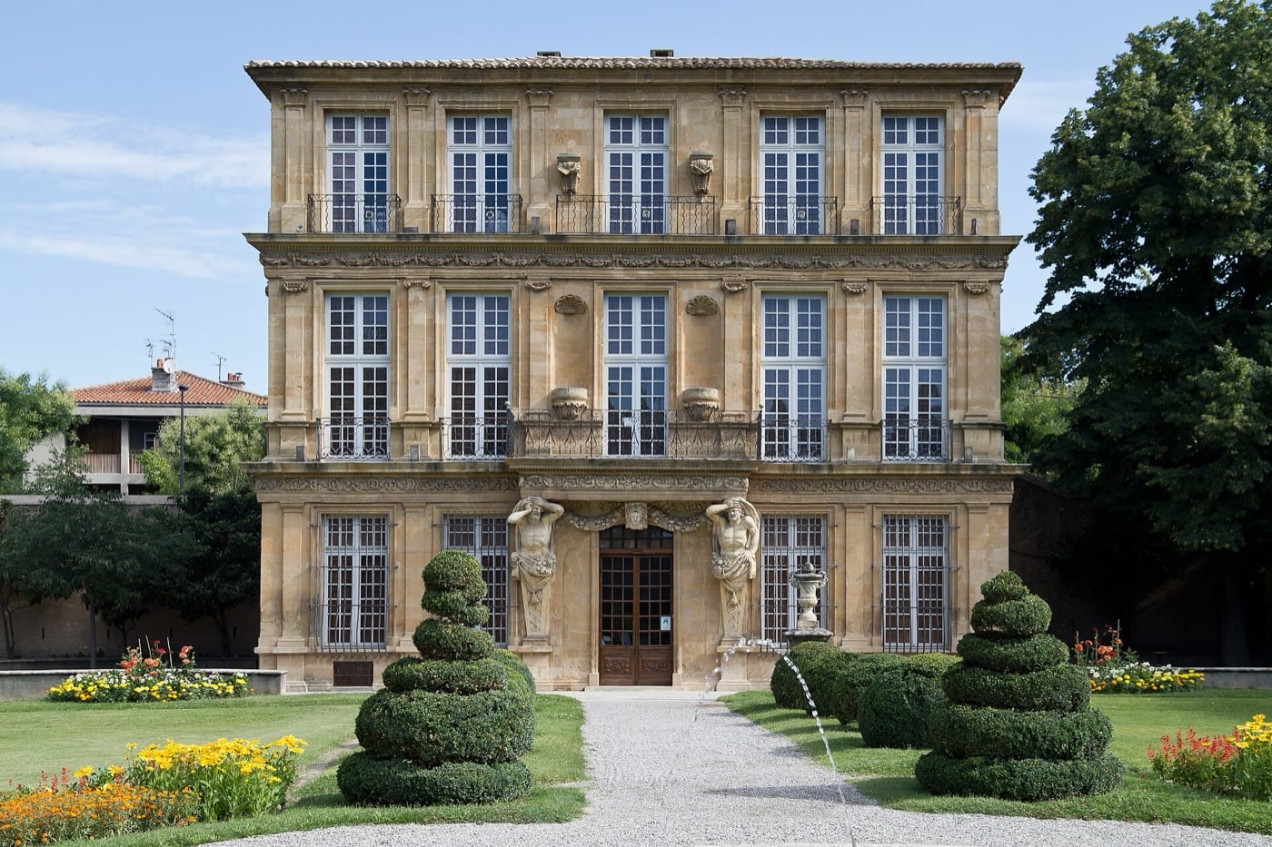 Façade du Pavillon de Vendôme à Aix-en-Provence, avec les deux atlantes soutenant le balcon.