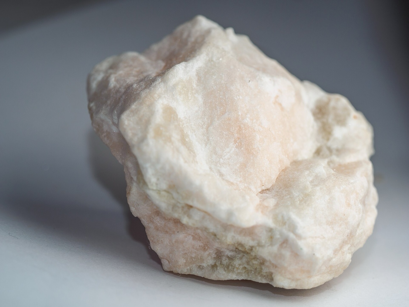Échantillon de gypse, roche sédimentaire cristalline blanche.