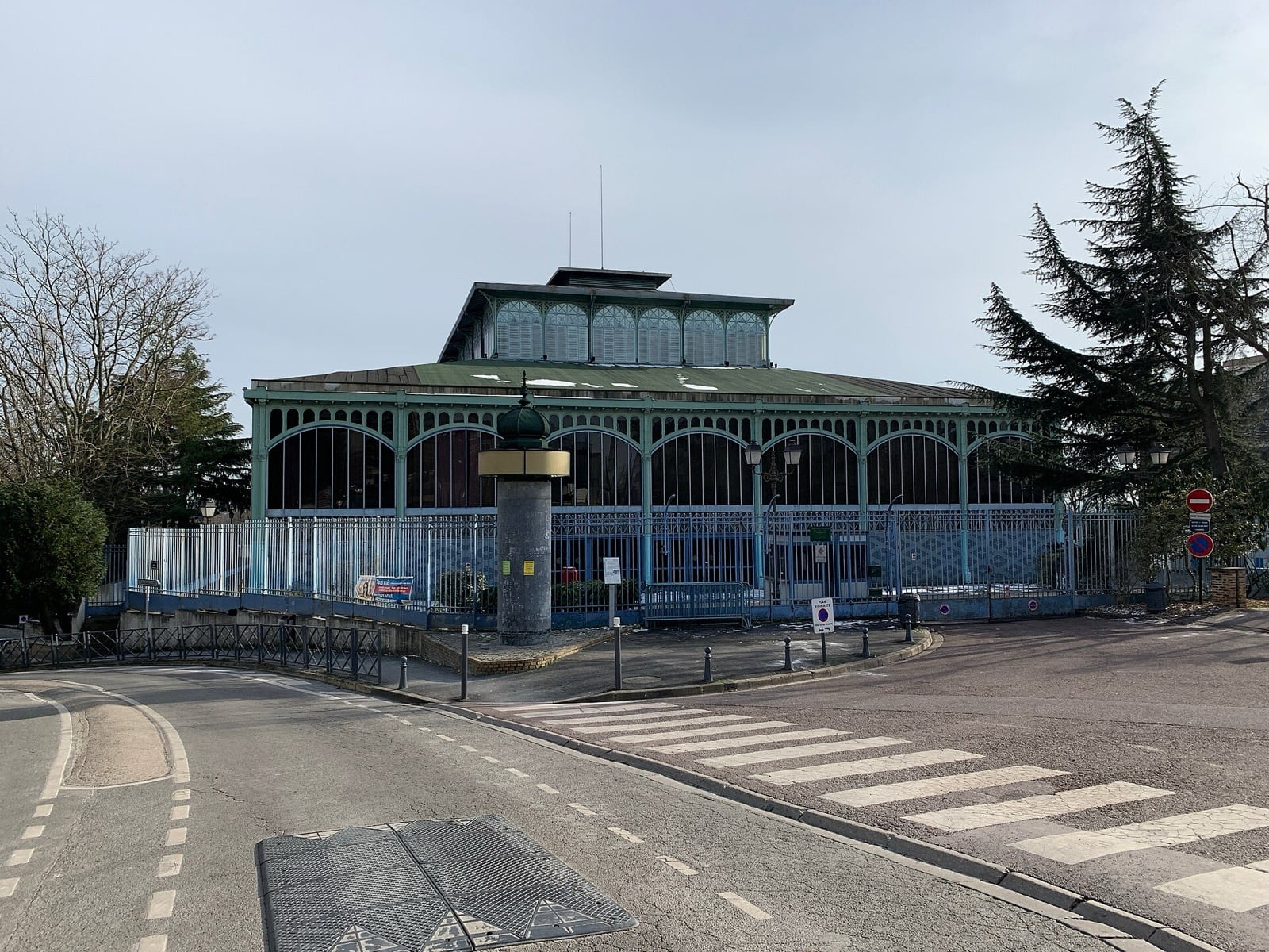Le pavillon Baltard de Nogent-sur-Marne : structure métallique à arcs et verrières, peinte en bleu-gris