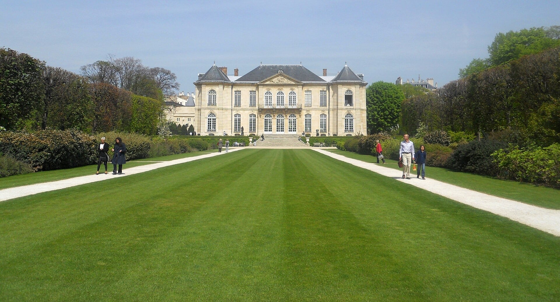 L’hôtel Biron (musée Rodin) à Paris vu du jardin : corps central à fronton, pavillons d’angle à pans coupés, toit mansardé d’ardoise, au bout d’une pelouse axiale