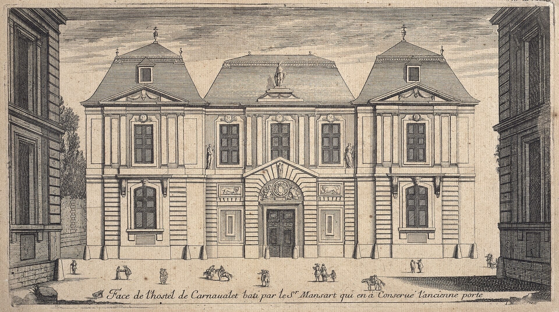 Gravure ancienne de la façade de l’hôtel Carnavalet à Paris : trois pavillons à combles, avant-corps central à fronton, portail conservé, personnages au premier plan