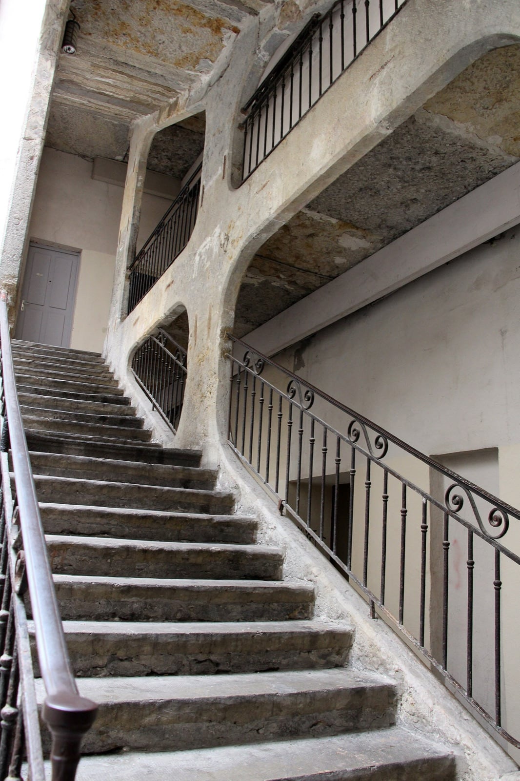 Escalier extérieur en pierre de la Cour des Voraces à la Croix-Rousse de Lyon, volées suspendues sur des supports maçonnés et rampes en fer forgé