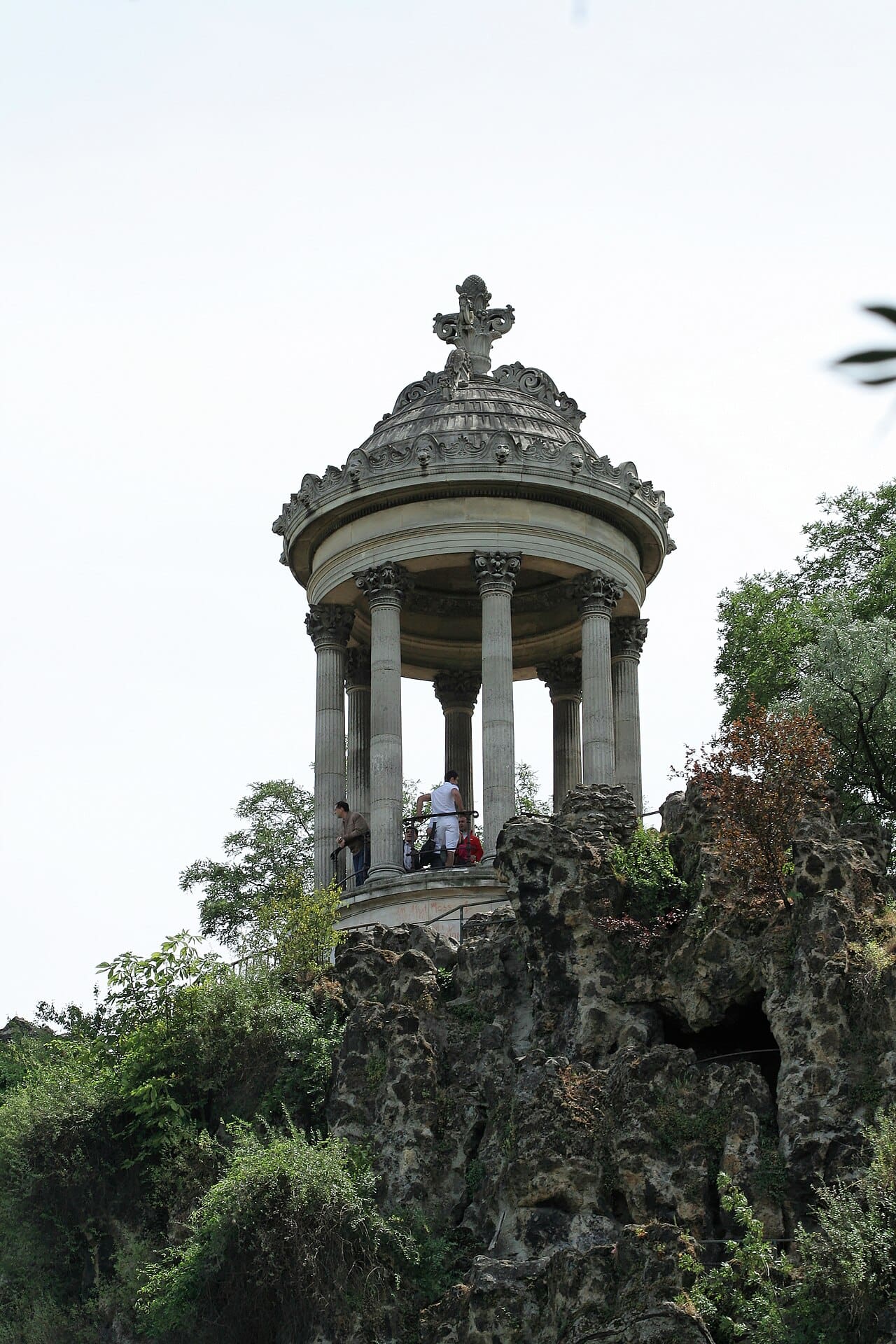 Le temple de la Sibylle aux Buttes-Chaumont, rotonde à colonnes corinthiennes coiffée d’une coupole, dressée au sommet d’un rocher artificiel.