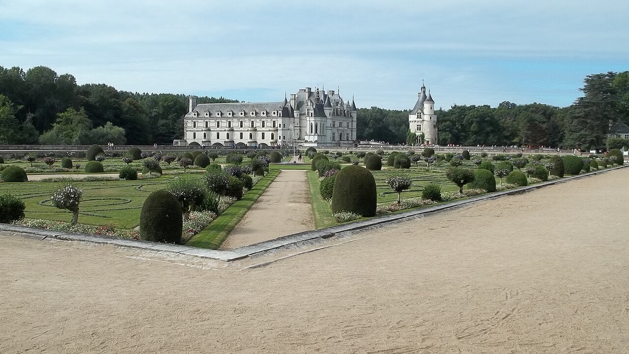 Le jardin de Diane de Poitiers à Chenonceau (Indre-et-Loire) : parterres réguliers d’ifs taillés en boules et de plates-bandes, allées en croix, devant la façade du château sur le Cher.