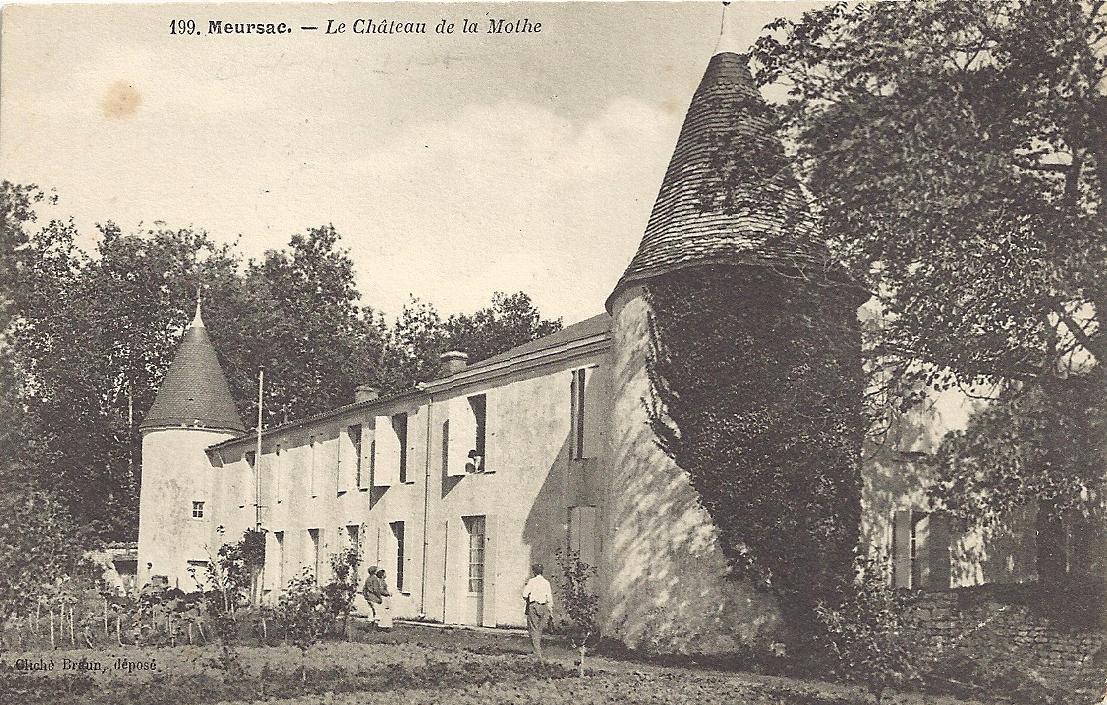 Carte postale ancienne sépia légendée « Meursac — Le Château de la Mothe » : long logis bas à façade claire, flanqué à gauche d’une petite tourelle d’escalier en poivrière et à droite d’une grosse tour ronde à toit conique de tuiles couverte de lierre, avec un potager et des personnages au premier plan