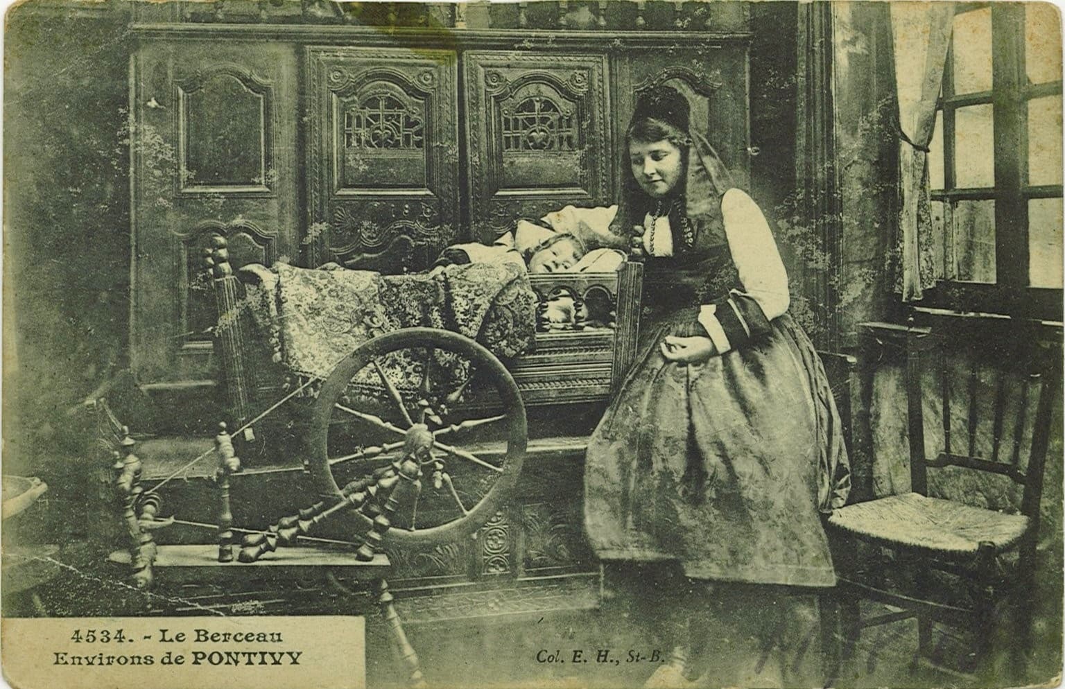 Intérieur breton avec lit clos et rouet, carte postale ancienne des environs de Pontivy