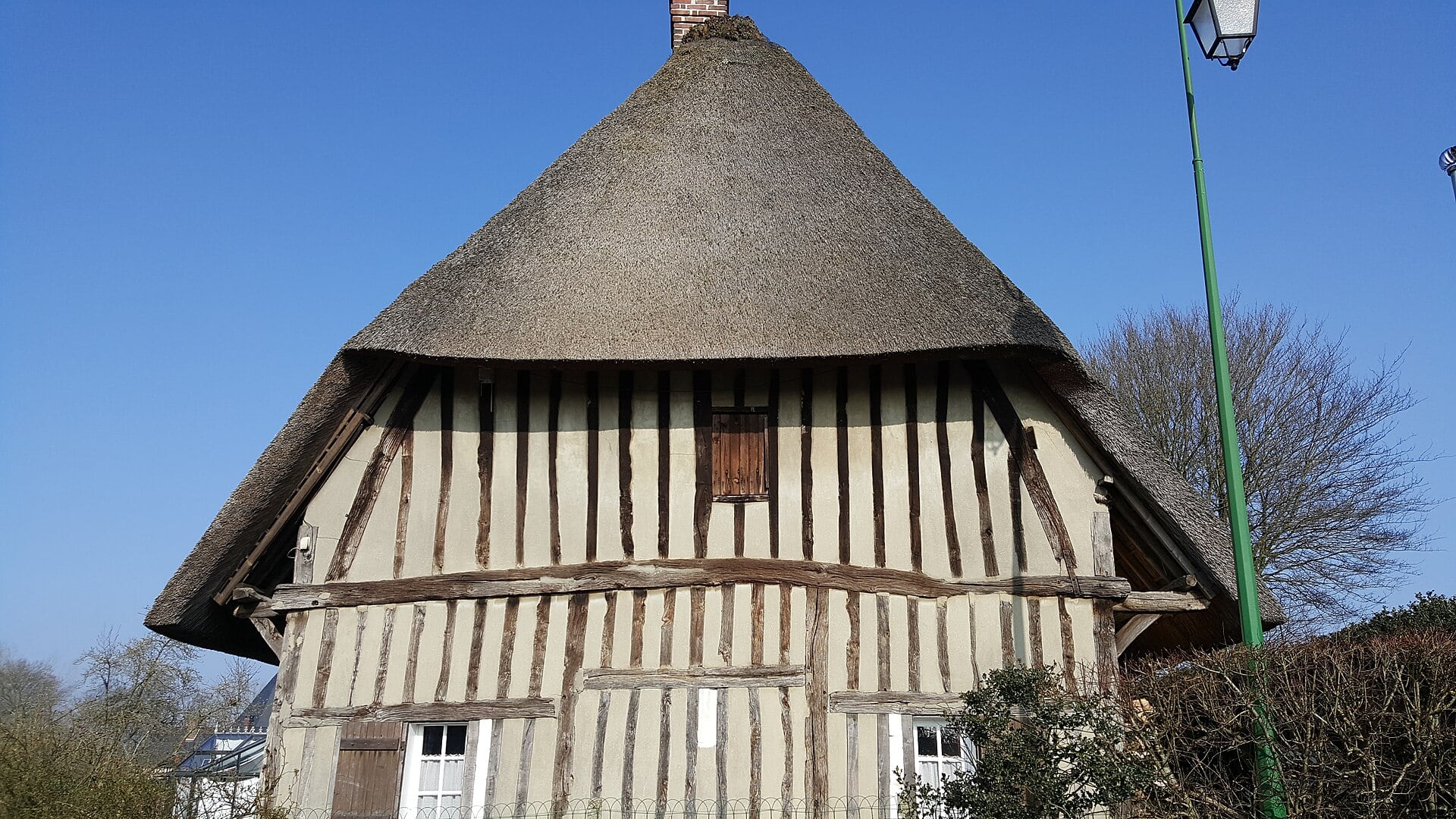 Pignon à colombage et toit de chaume d’une maison cauchoise, à Lindebeuf en Normandie