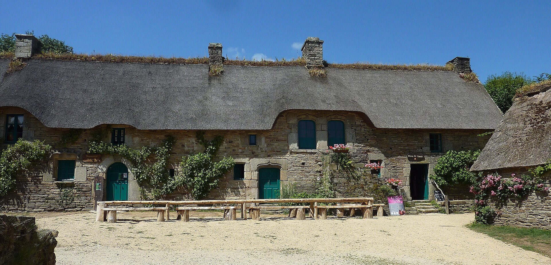 Longère à toit de chaume à Poul-Fétan, longue façade basse de pierre