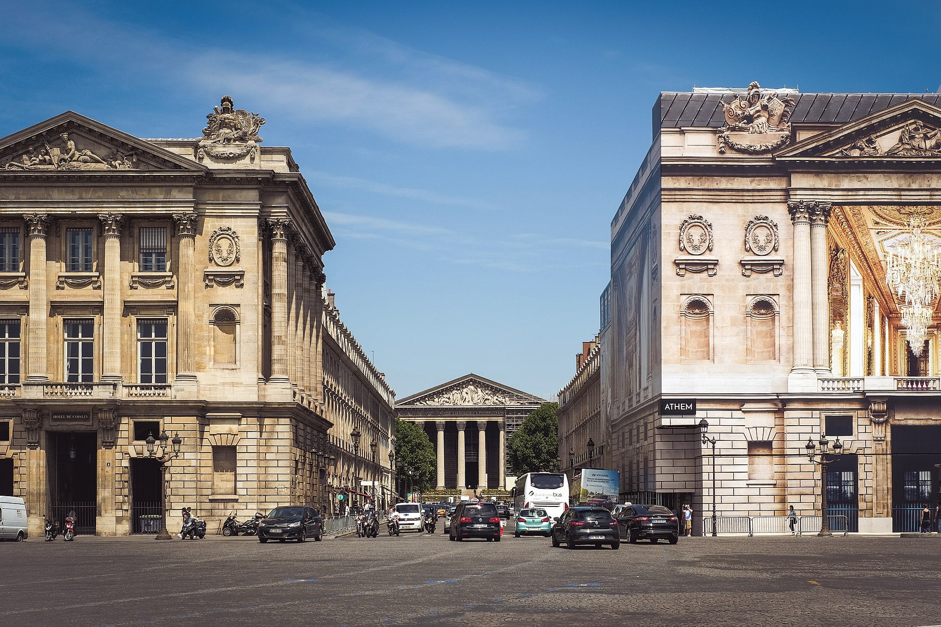 La place de la Concorde à Paris : façades à colonnades corinthiennes et frontons d’Ange-Jacques Gabriel, l’église de la Madeleine au fond