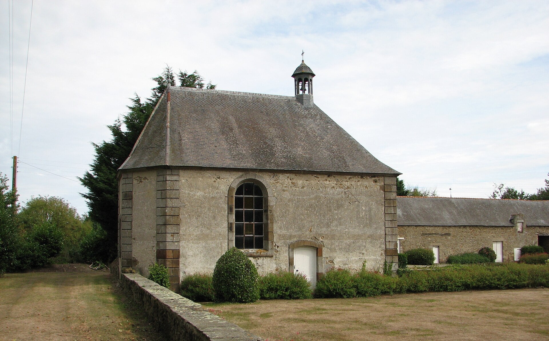 Chapelle de pierre à toit d’ardoise en pavillon, à la Chipaudière