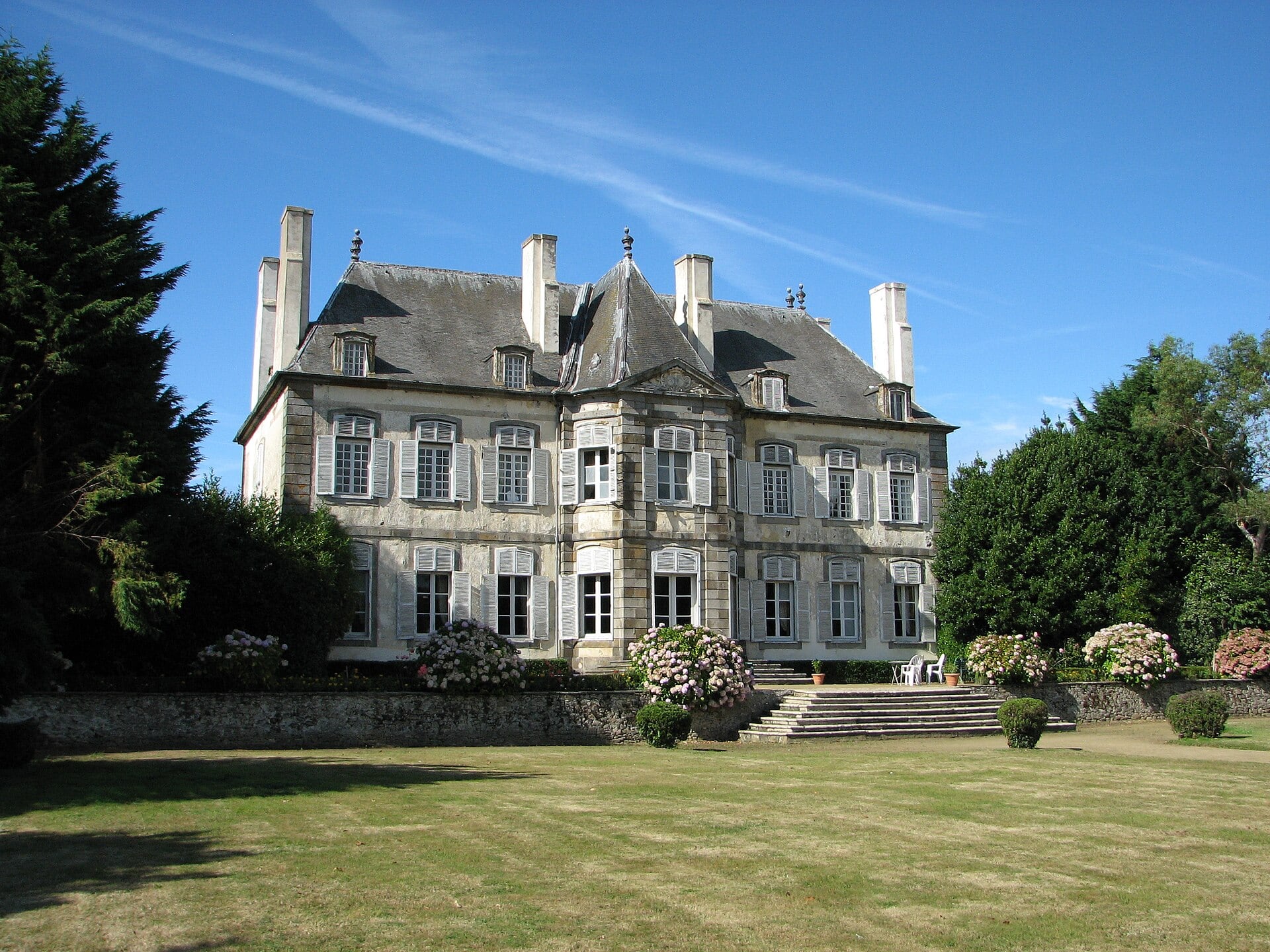 La malouinière de la Chipaudière vue du jardin, façade à hautes cheminées et hortensias