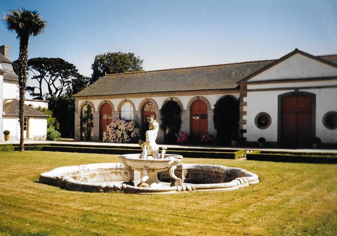 Communs à arcades et fontaine du domaine du Montmarin, ordonnés autour de la cour de service.