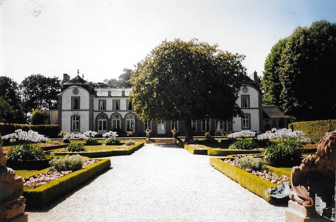 Longue façade basse du domaine du Montmarin derrière ses parterres à la française