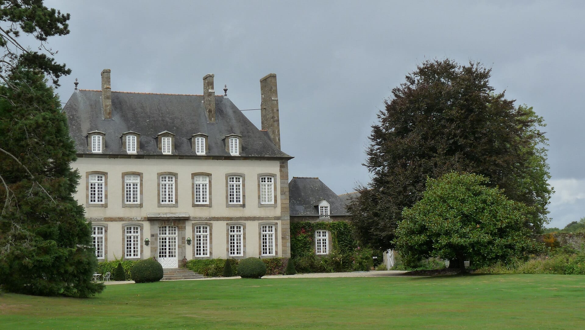 Malouinière de la Ville-Bague à Saint-Coulomb, façade classique dans un parc