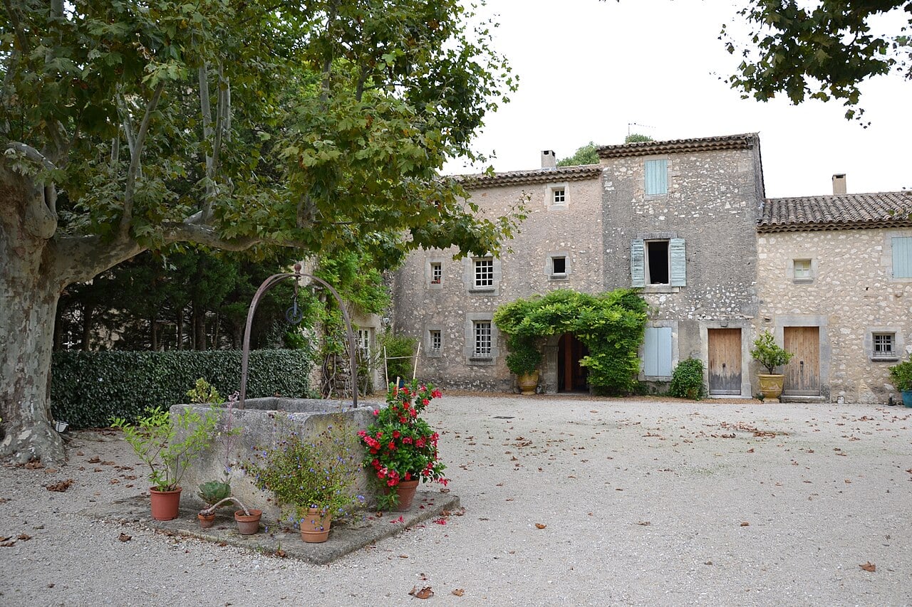 Le Mas de la Brune à Eygalières, cour avec puits et platane