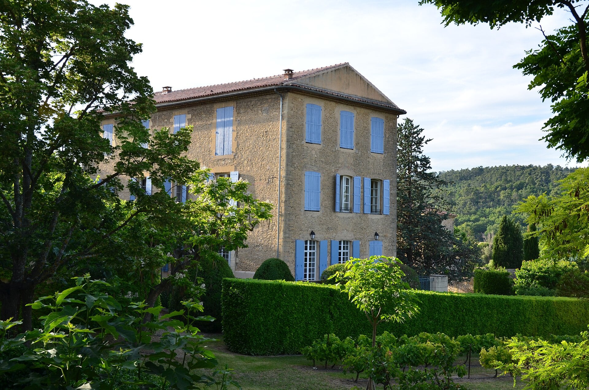 Ancienne magnanerie à Mirabeau, vaste bâtiment lié à l’élevage du ver à soie