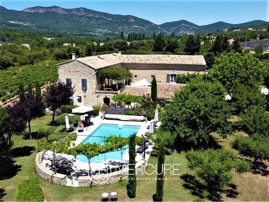Mas provençal du XVIIIᵉ siècle en Drôme provençale, vue aérienne