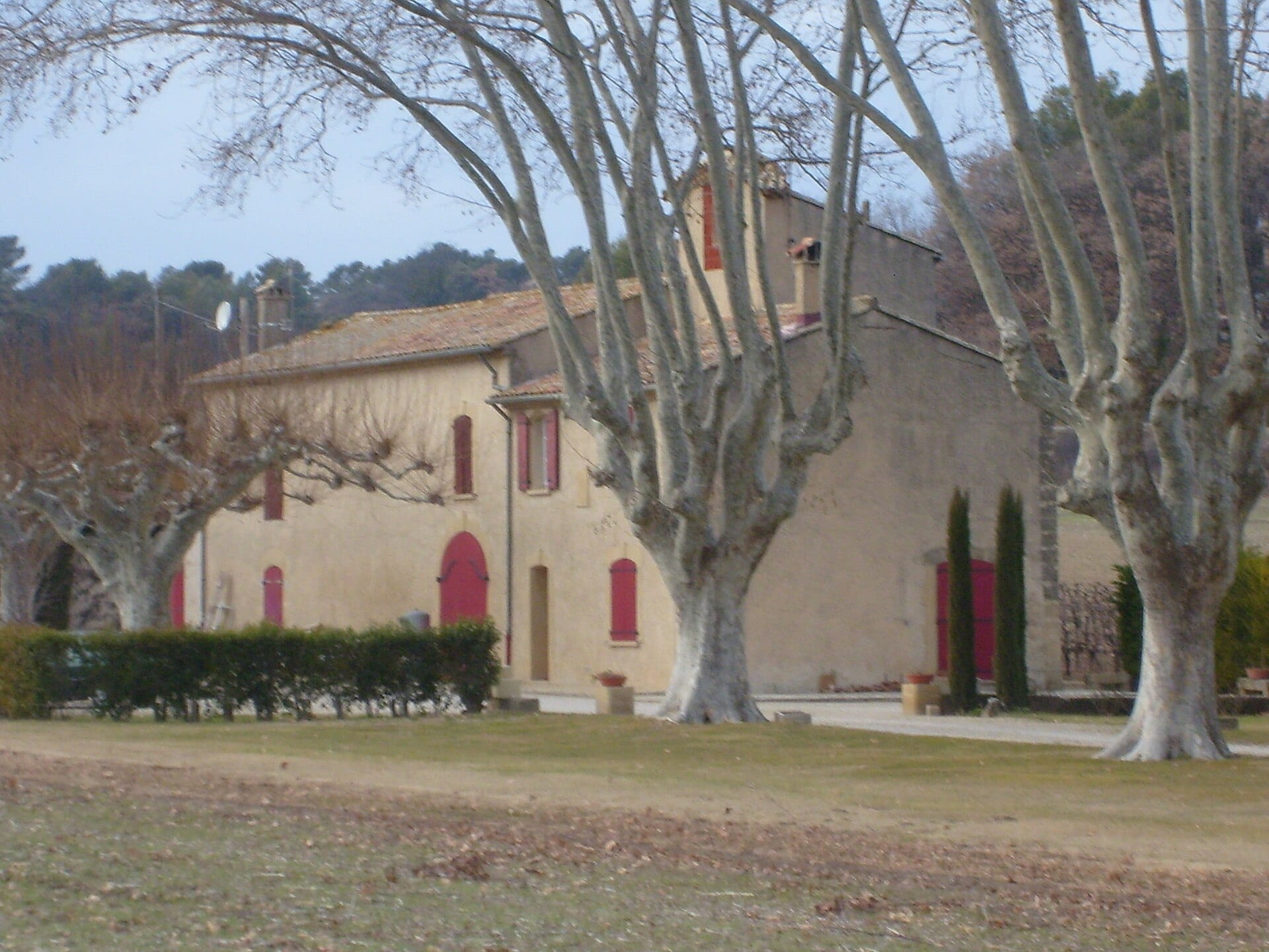 Mas provençal aux contrevents colorés près de Rognes, Bouches-du-Rhône