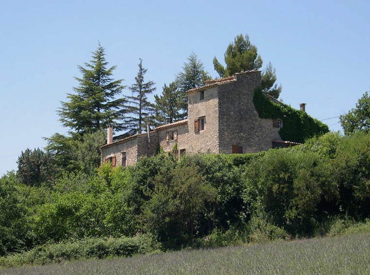 Mas du XVIIIᵉ siècle adossé à une colline près de Viens, dans le Luberon