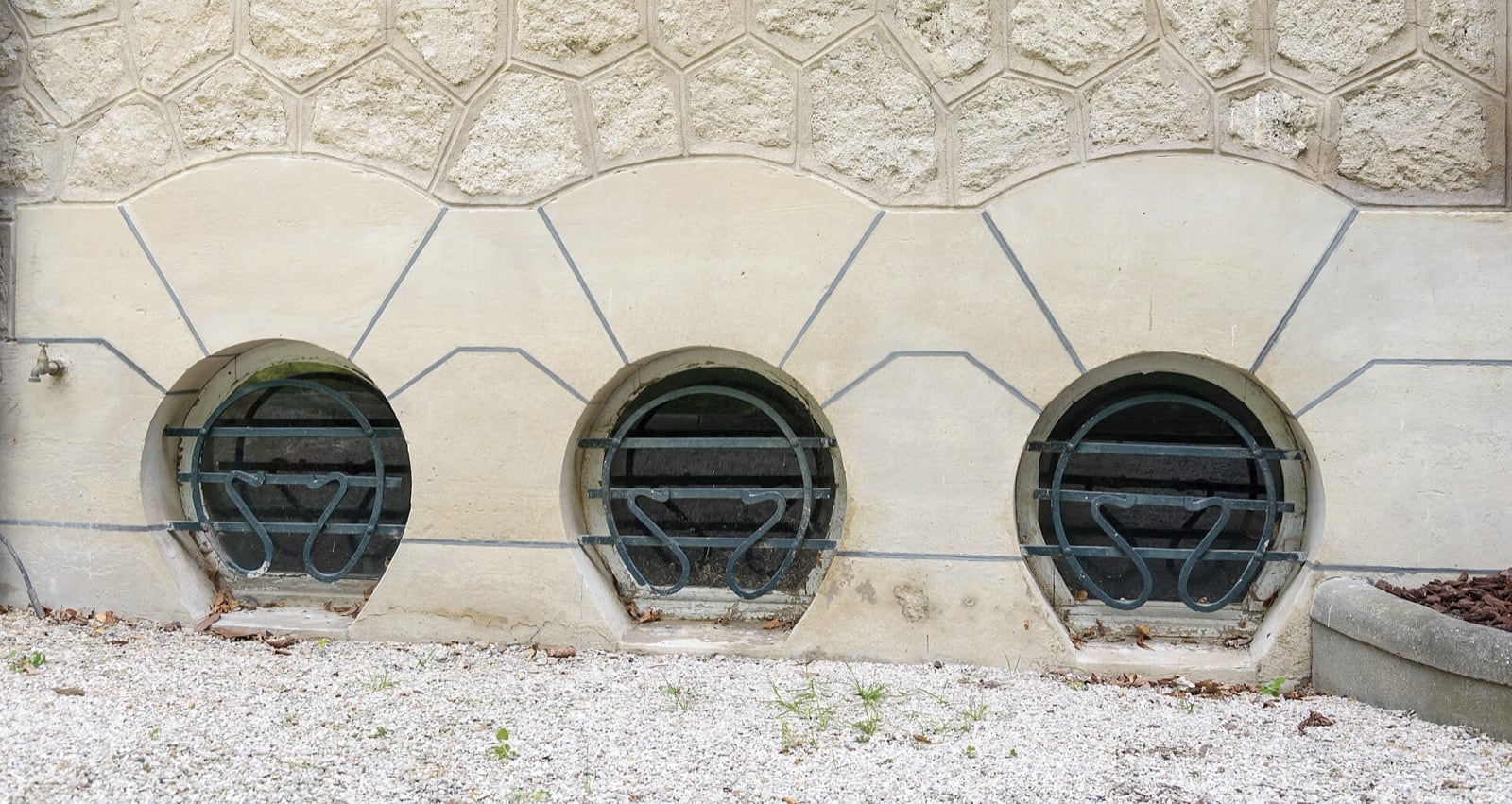 Façade de villa Belle Époque mêlant meulière, brique et pierre, aux baies encadrées de céramique
