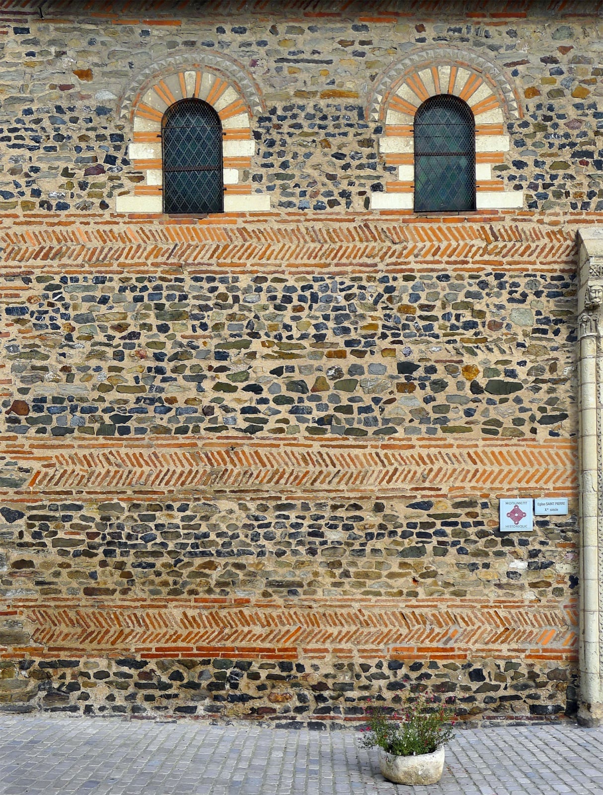 Mur de moellons de galets et de pierre réglé de lits de briques en arêtes de poisson, église Saint-Pierre de Savennières