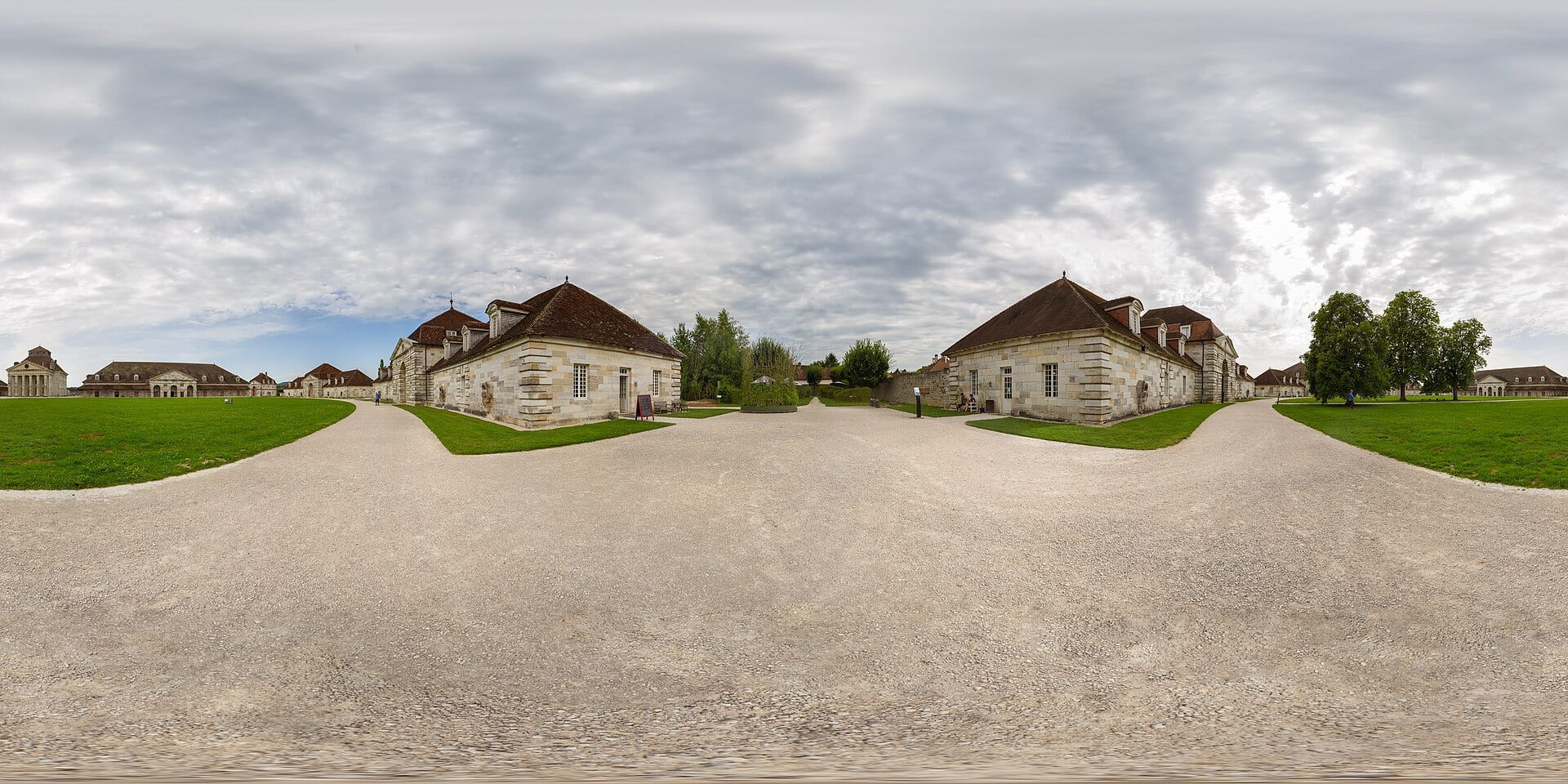 La saline royale d’Arc-et-Senans : bâtiments néoclassiques bas disposés en arc autour de la maison du directeur à portique à colonnes