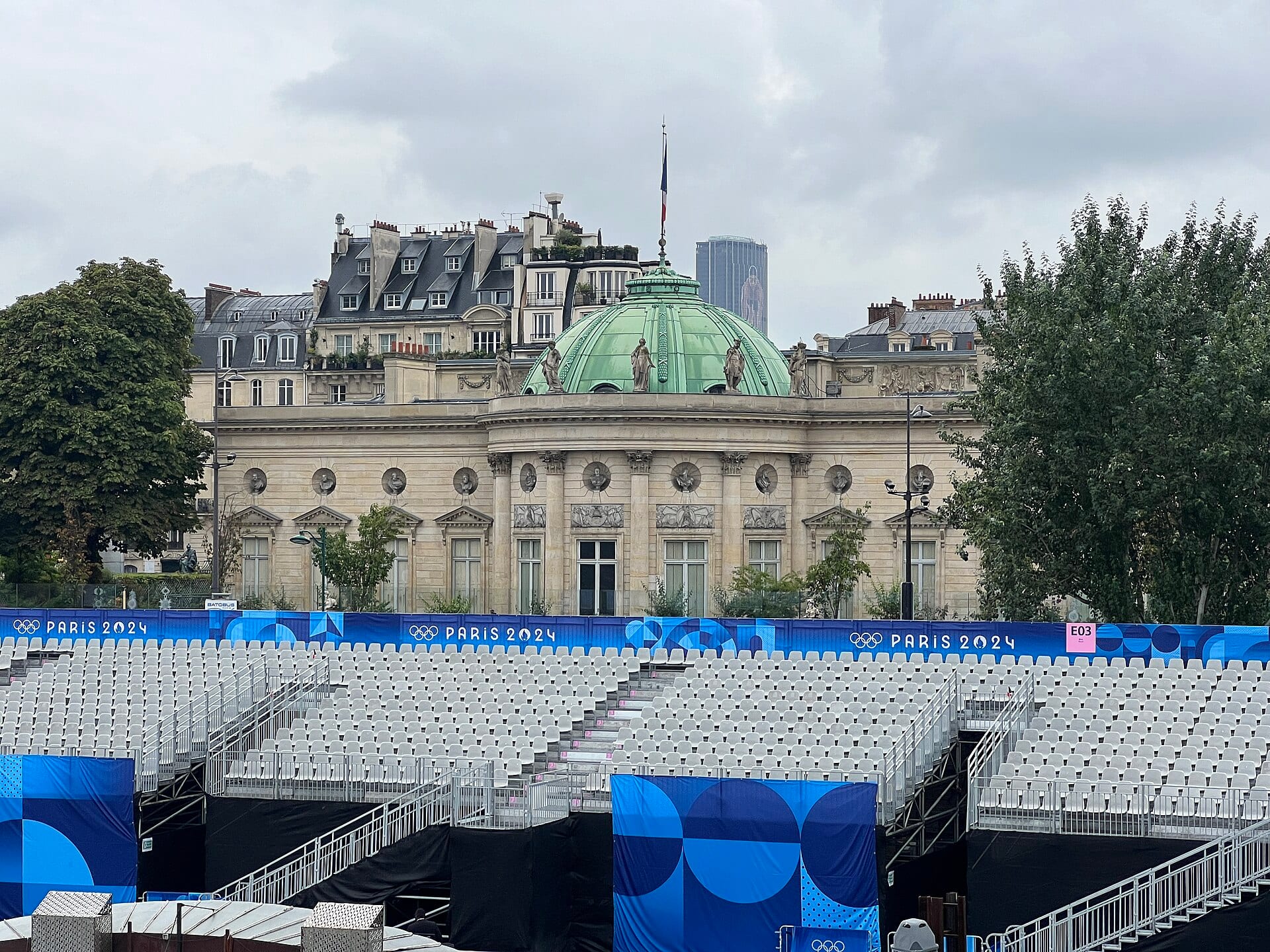 L’hôtel de Salm (palais de la Légion d’honneur) à Paris : rotonde à dôme, colonnes et médaillons néoclassiques ; gradins temporaires au premier plan