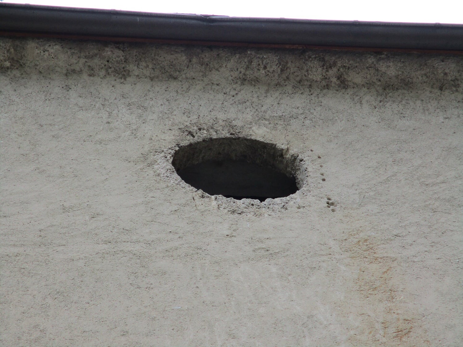 Œil-de-bœuf ovale ouvert dans le pignon d’une église à Bellevaux