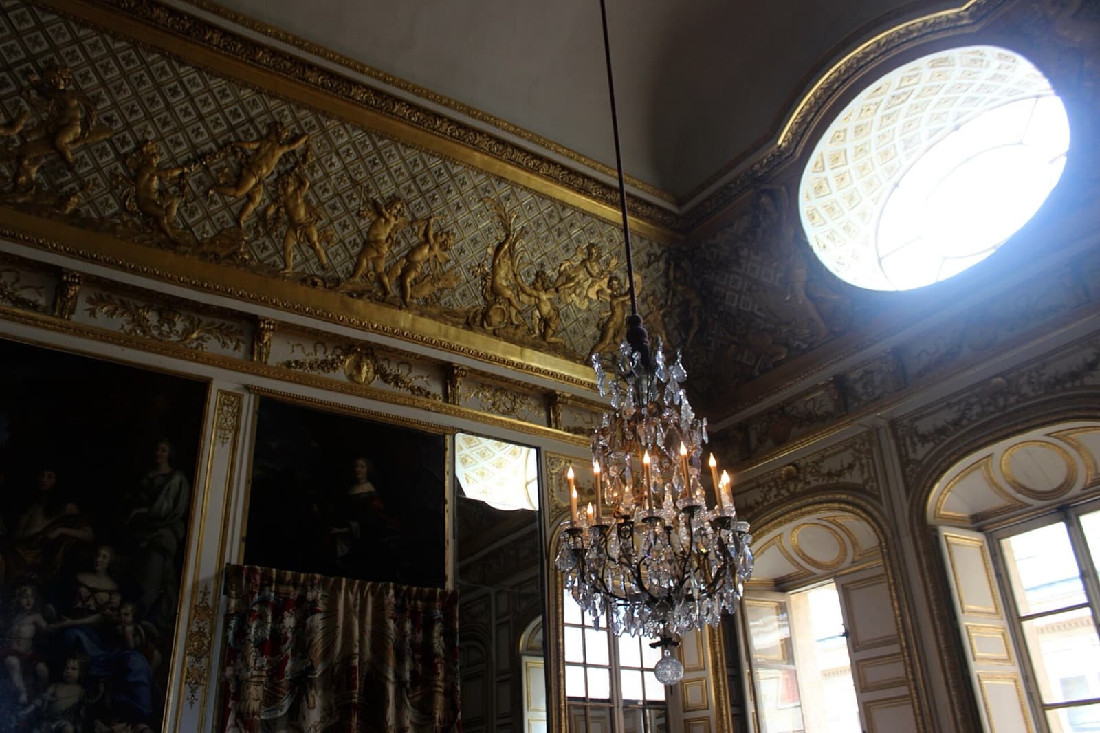 Le salon de l’Œil-de-bœuf à Versailles, antichambre éclairée par sa baie ovale sous la corniche