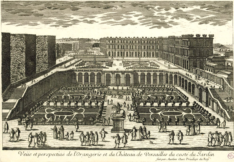 Gravure ancienne : vue perspective de l’Orangerie et du château de Versailles côté jardin, orangers en caisses alignés sur le parterre, promeneurs.