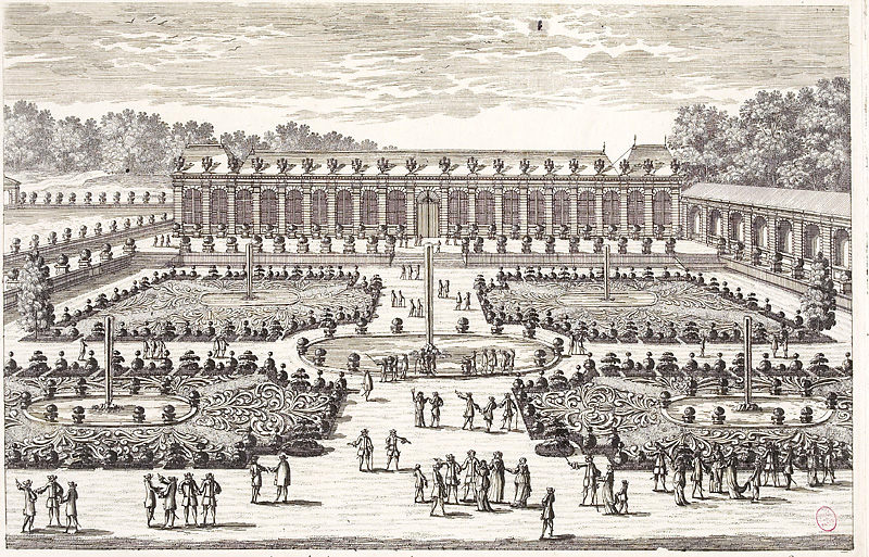 Gravure ancienne : vue perspective des serres et de l’orangerie de Chantilly, longue galerie basse à hautes baies bordant un parterre de broderie où s’alignent les orangers en caisses.