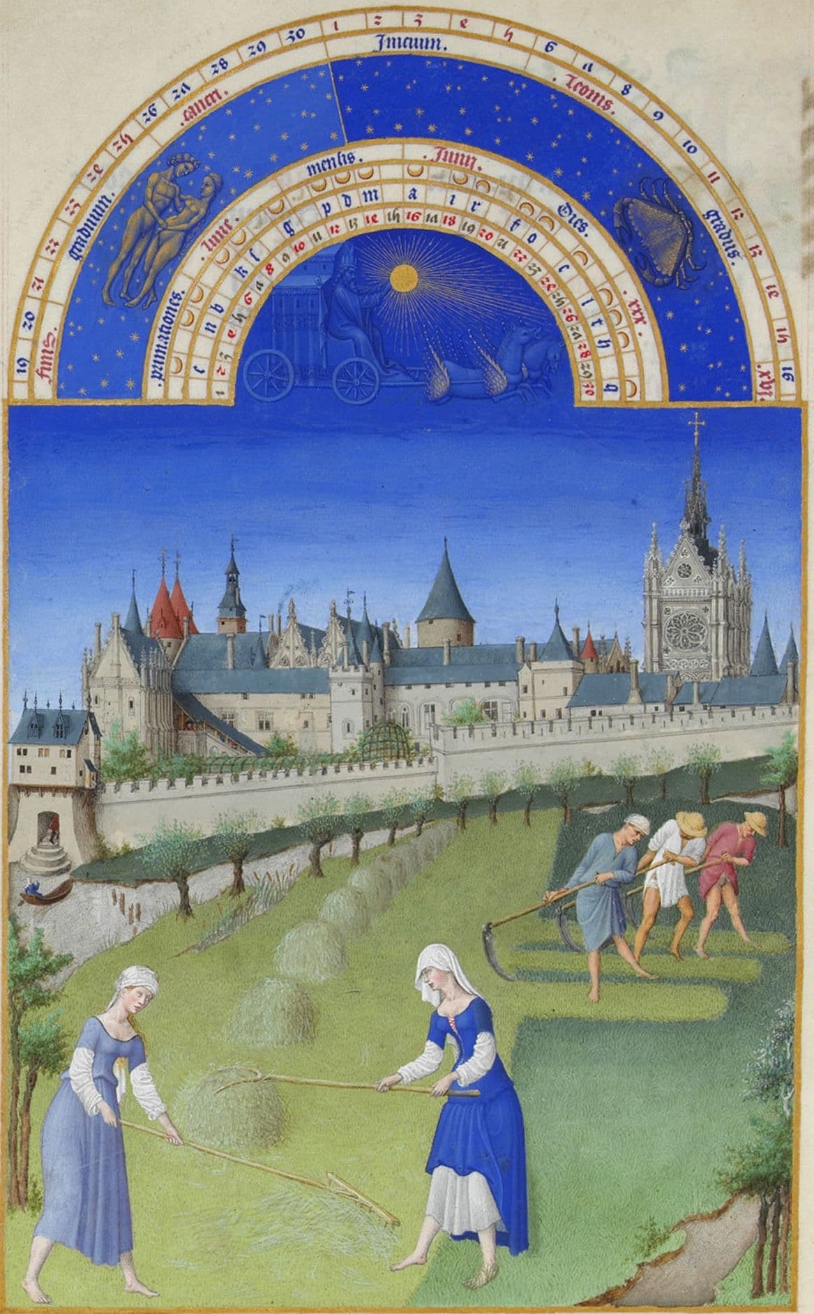 Enluminure médiévale : au premier plan des paysans fauchent et fanent l’herbe ; derrière une muraille, un vaste palais gothique à hautes toitures d’ardoise et tourelles rouges ; à droite, la Sainte-Chapelle à la haute flèche et à la rose