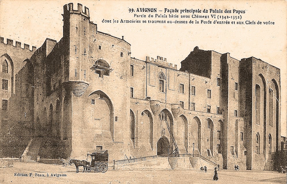 Carte postale ancienne : façade monumentale d’un palais gothique en pierre, tours crénelées, arcs brisés et contreforts profonds ; au pied, un attelage à cheval et quelques passants en costume ancien