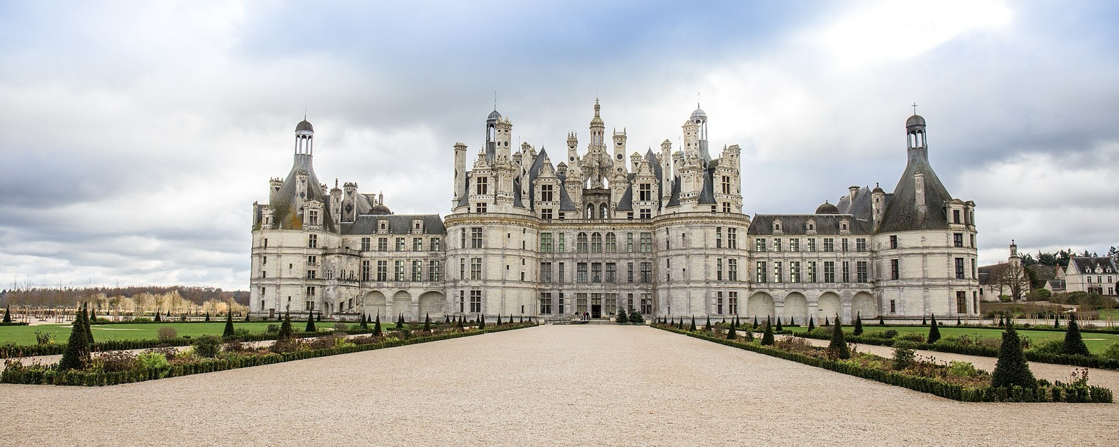 Façade nord du château de Chambord, corps central couronné de lucarnes, cheminées et tour-lanterne, flanqué de deux grosses tours rondes à toits coniques