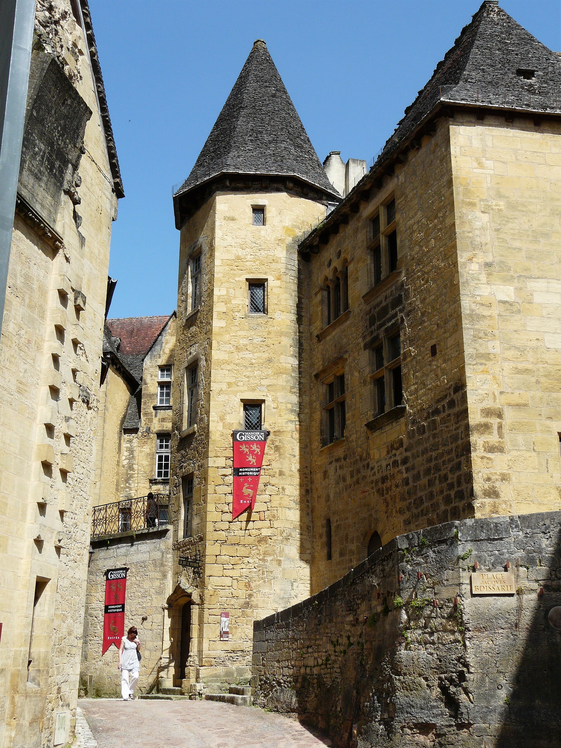 Tour d’escalier polygonale du manoir de Gisson coiffée de lauzes, dans une rue de Sarlat