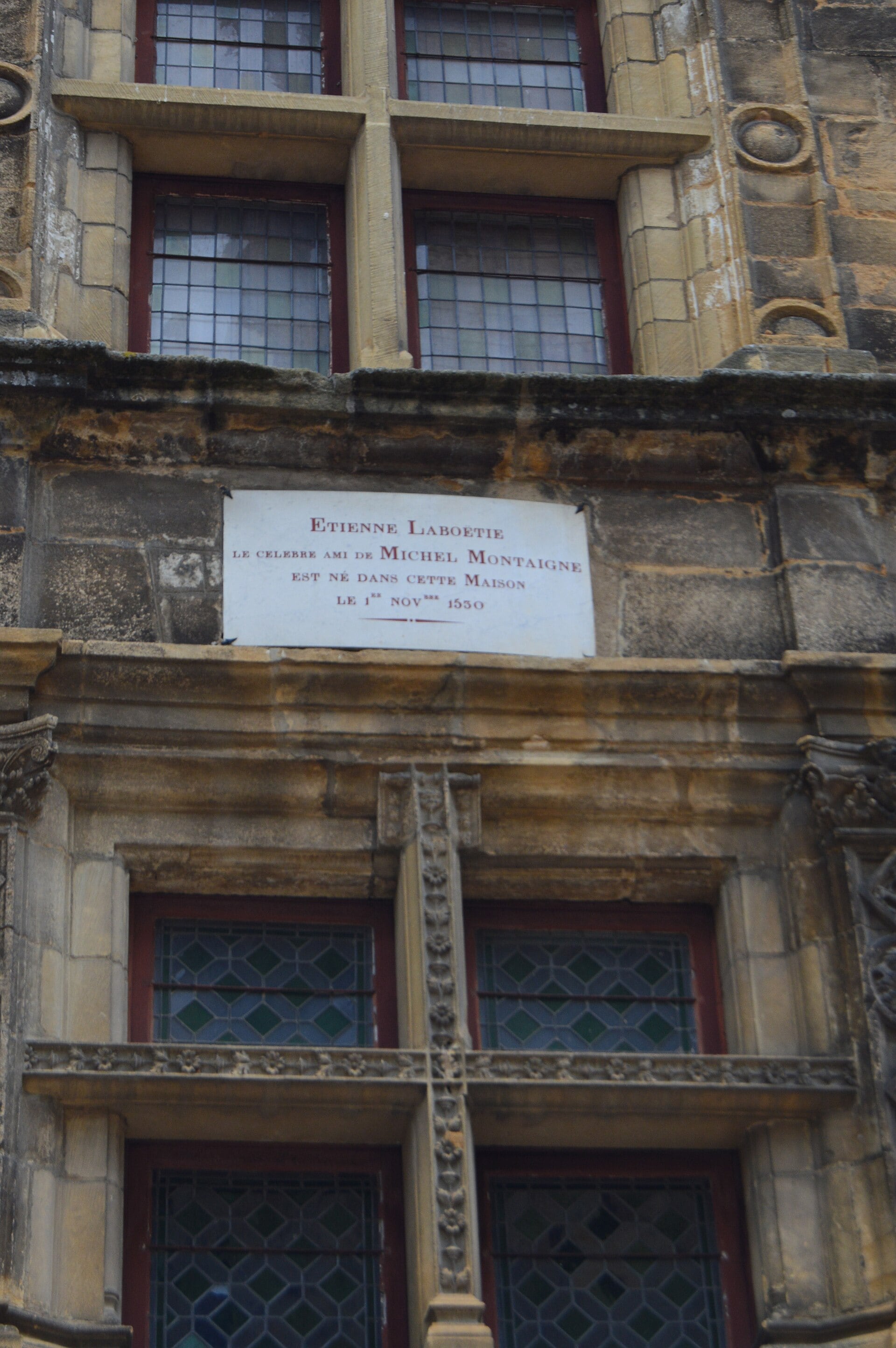 Façade Renaissance à fenêtres à croisées de la maison de La Boétie à Sarlat, avec plaque commémorative