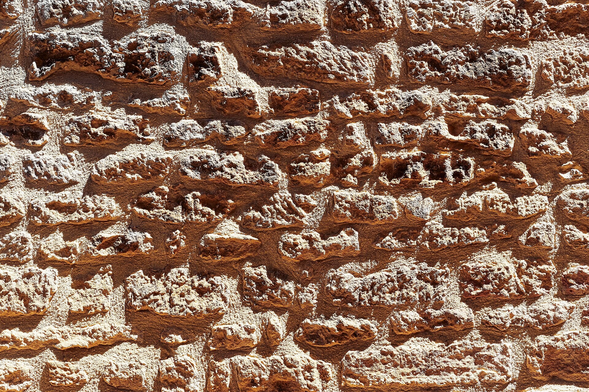 Mur de pierre calcaire blonde appareillée en moellons irréguliers