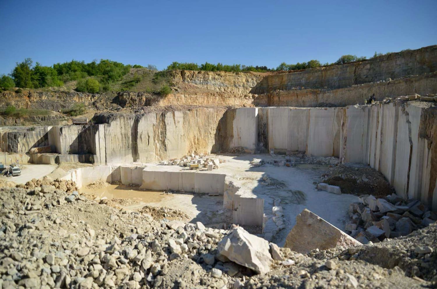 Carrière de calcaire de Comblanchien en Bourgogne, blocs sciés à vif