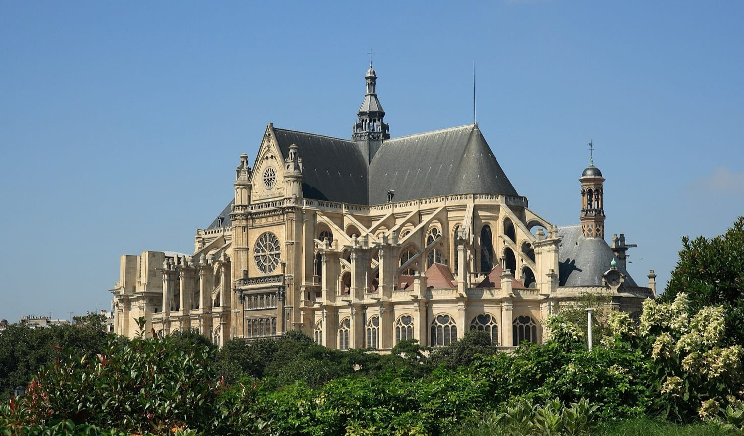L’église Saint-Eustache à Paris, arcs-boutants et façades en calcaire lutétien
